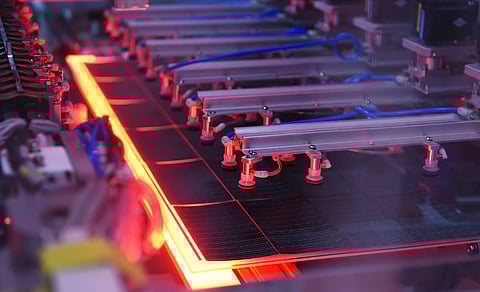 Design Integration: Cell and module-level refinements, including full-screen layout and rear-contact design, support higher efficiency in AIKO’s ABC module. 