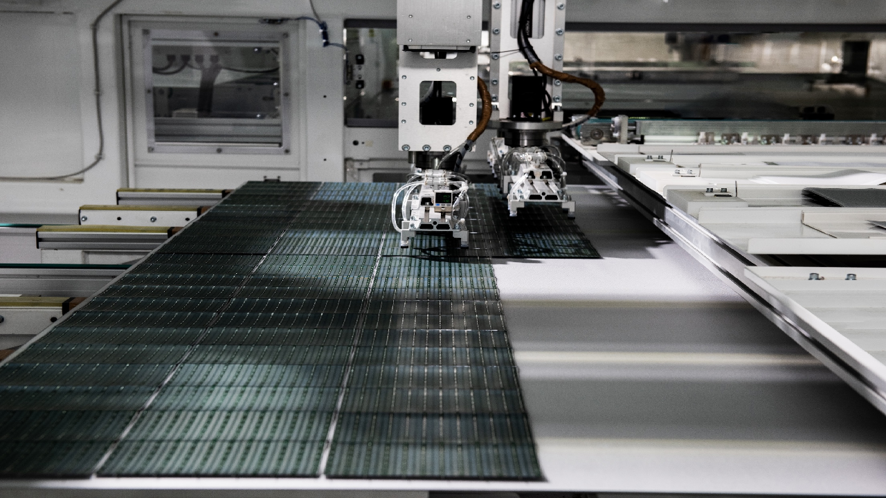 Hybrid back-contact solar cells combine TOPCon and HJT passivation to achieve efficiencies above 28%. (Photo Credit: AIKO)