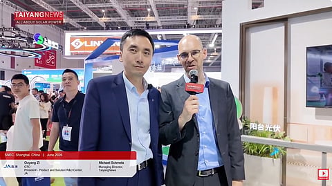 Ouyang Zi (left), CTO and President of the Product & Solution R&D Center at JA, discusses the company's latest solar and storage technologies with TaiyangNews Managing Director Michael Schmela (right) at SNEC 2026.