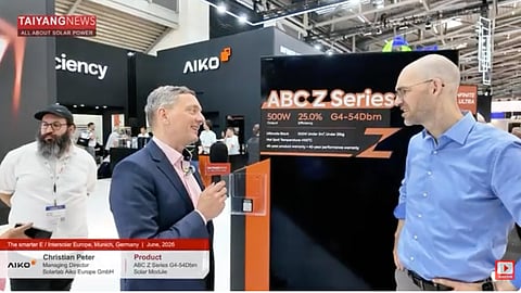 AIKO Solar Lab Europe Managing Director Christian Peter (right) presents the company’s latest residential module to TaiyangNews Managing Director Michael Schmela (left) at Intersolar Europe 2026. 