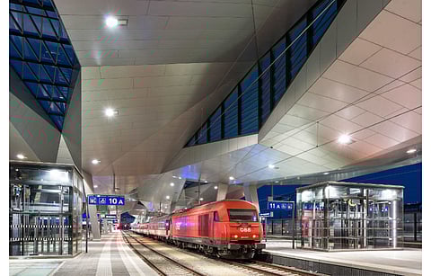 Austrian Railways company ÖBB mostly gets its renewable electricity from hydropower, but solar is also on its radar. It is also exploring PV integrated platform roofs to expand in the space further. (Photo Credit: Hauptbahnhof Wien - © ÖBB/Roman Bönsch)