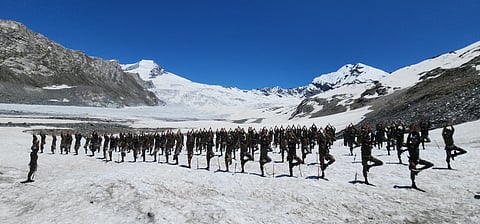 உலகின் உயர்ந்த ராணுவதளமான
சியாச்சினில்  வீரர்கள் யோகா
