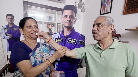 மகனின் சாதனை : ஆனந்தக் கண்ணீரில் சுபான்ஷு பெற்றோர்