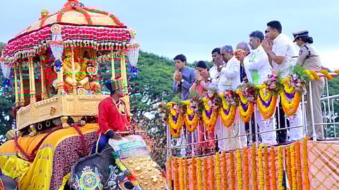 Mysore Dussehra festival, Goddess Chamundeshwari graced devotees by strolling in a gold barge