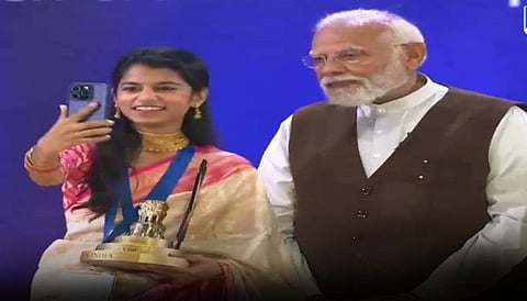 Famous Singer Maithili Thakur Join BJP To Contest Alinagar Constituency in Bihar Assembly Election 2025 Latest News in Tamil