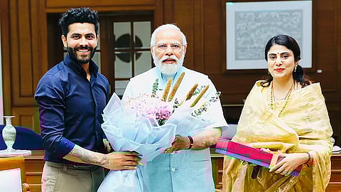 Cricketer Ravindra Jadeja Wife Taking Oath As Rivaba Jadeja Cabinet Minister Of Gujarat Latest News in Tamil