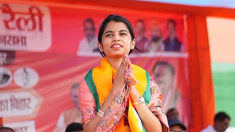 Bihar Election 2025 Bhojpuri Gana Singer To Bihar Alinagar MLA Maithili Thakur Full Political Journey Biography in Tamil