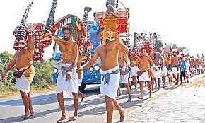 people of Karaikudi have undertaken a foot pilgrimage to the Palani Murugan Temple on the occasion of Thaipusam. This has been going on for 420 years.