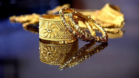 Today Gold and Silver Price Decreased Per 1 Gram Rs 580 One Sovereign Rate Update in Chennai 