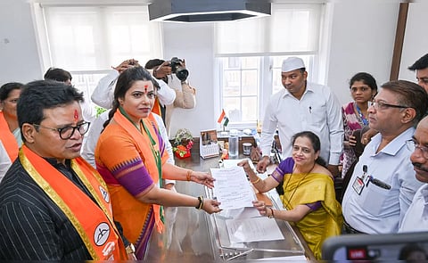 Mumbai Mayor Election 2026 BJP First Mayor Ritu Tawde Files Nomination Who is Ritu Tawde? here is Full Details in Tamil