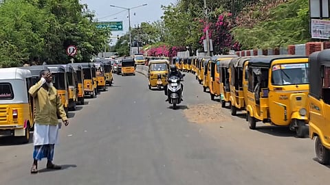 Auto Gas Shortage in Chennai: Vehicles Queue Up for 3 Kilometers; Drivers in Distress!