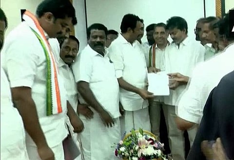 Congress executives met Vijay, gave him a letter, expressing their support for forming a government