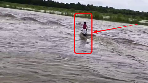 Father Carries Son on Shoulder to Cross Masan River Bihar Flood Viral Video