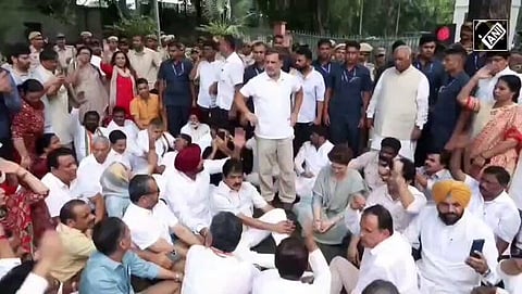 Rahul leads a rally towards the Prime Minister's residence in support of the CJI.
