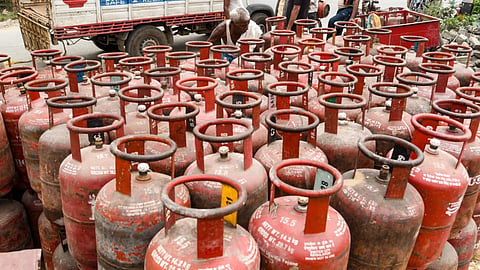 Rural LPG cylinder booking period reduced to 25 days: Union Minister announces!