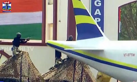 விமான கடத்தல் எதிர்ப்பு பயிற்சி -  வீரர்கள் சாகசம்