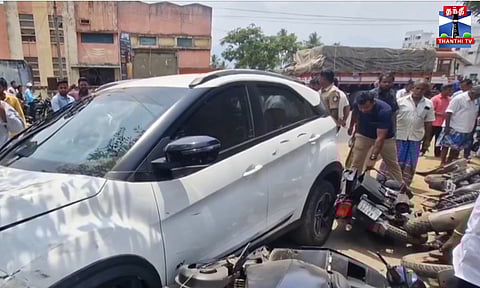 Erode | Accident | சாலையோரம் நின்ற இருசக்கர வாகனங்கள் மீது மோதிய கார் - ஒருவர் காயம்