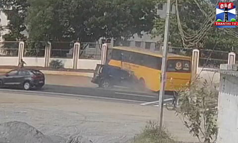 Krishangiri | தனியார் கல்லூரி பேருந்து மீது மோதிய கார் - பரபரப்பு காட்சிகள்