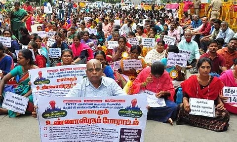 சென்னை, வள்ளுவர் கோட்டத்தில் டெட் தேர்வில் தேர்ச்சி பெற்றவர்கள் அரசு பணி வழங்க கோரி உண்ணாவிரத போராட்டம்
