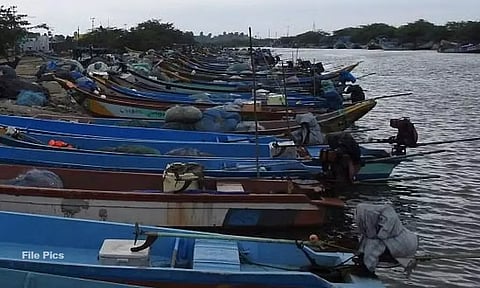 தூத்துக்குடியில் விசைப்படகு மீனவர்கள் மட்டும் கடலுக்குள் செல்ல தடை