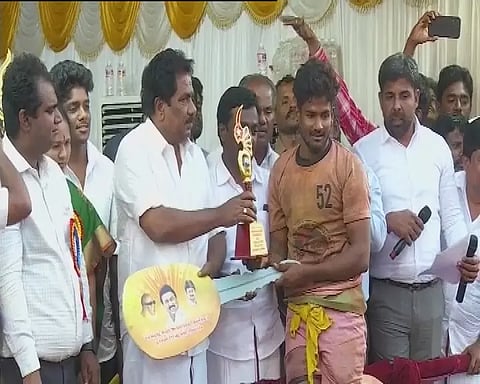 "கார்லாம் வேண்டாம், அரசு வேலையே தேவை" முதல் பரிசை தட்டி சென்ற அபிசித்தர் முதலமைச்சருக்கு கோரிக்கை