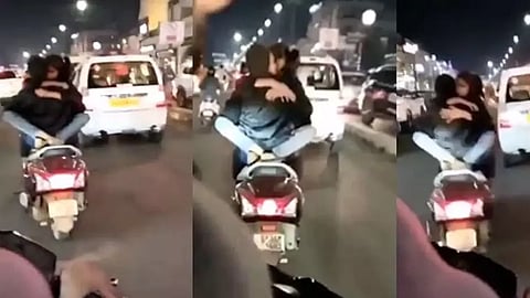 என்னடா நடக்குது இங்க? -டூவீலரில் ரொமான்ஸ் செய்தபடி பயணித்த காதல் ஜோடி - வைரலாகும் வீடியோ