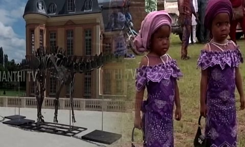 இரட்டையர்களுக்கான வினோத திருவிழா... ஆட்கள் மட்டுமல்ல பெயர்களிலும் ஒற்றுமை.