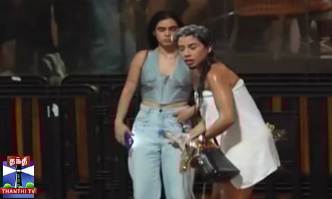 சாலையை குளியலறையாக்கிய இளம்பெண்