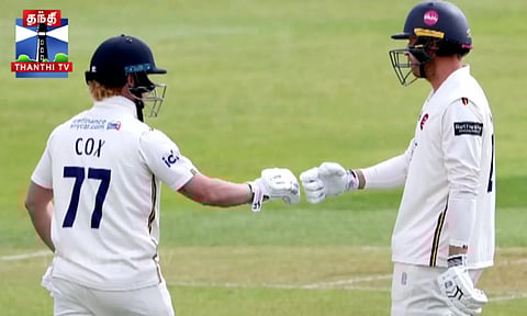 ஓடும்போது விழுந்த செல்போன் - வைரல் வீடியோ