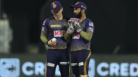 Dinesh Karthik hands over #KKR captaincy to Eoin Morgan