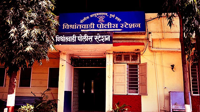 Officer Ruckus Vishrantwadi: Family Creates Ruckus in Police Station, Abuses Female ...