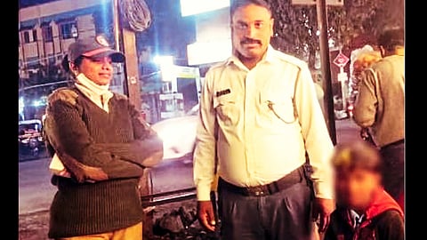Traffic police officer Jyoti Sonawane with rescued girl