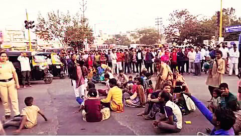 Rasta-Roko by labourers and families of deceased victims in Wagholi accident