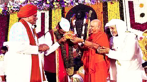 Devendra Fadnavis's gesture of reverence towards Chhatrapati Shivaji Maharaj