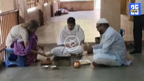 Muslim Social Worker Helps Conduct Last Rites of Hindu Man