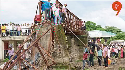 Confusion Over Custody of Collapsed Bridge