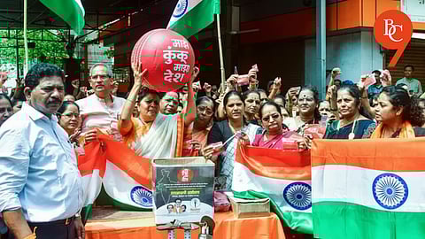 Shiv Sena (UBT) workers protesting
