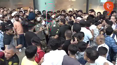 Apple's iPhone17 Launch: Scuffle Breaks Out at Apple BKC Store in Mumbai
