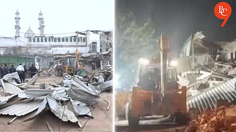 Midnight Anti-Encroachment Drive Near Old Delhi Mosque Turns Violent; 5 Police Personnel Injured | Watch