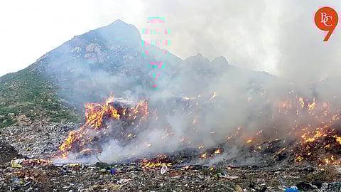 Pune: Massive Garbage Fire along Mula-Mutha in Loni Kalbhor Triggers Smoke, MIT Students Hospitalized