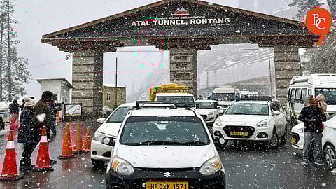 Heavy Snowfall Strands Over 1,000 Vehicles at Atal Tunnel in Manali