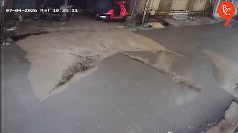 Pune: Water Eruption During Pipeline Test Damages Newly Built Road in Talegaon Dabhade | Watch Video 