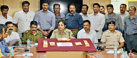 5 held for looting, keeping trader hostage