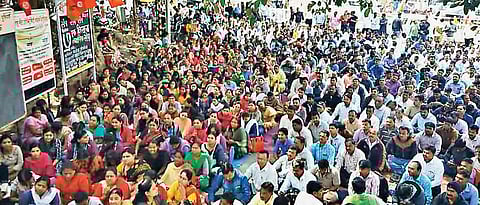 65,000 employees of power companies strike work