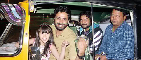 Sarwar Ahuja gets trained by real auto rickshaw drivers