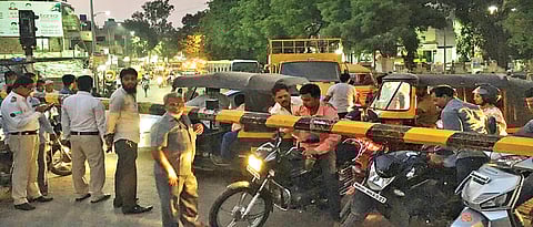 Traffic chaos for 2 hours at Sasane Nagar railway gate