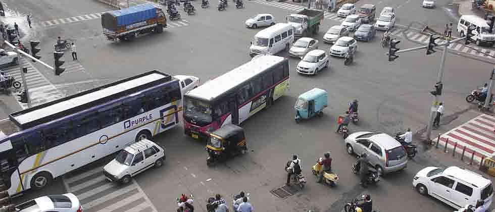 Crackdown against vehicles obstructing traffic in city