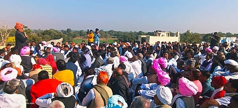 सामाजिक उत्थान पर चर्चा करते आदिवासी मीना सेवा संघ के लोग।