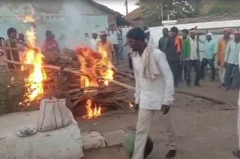 परिजनों ने आरोपियों के घर के सामने किया अंतिम संस्कार