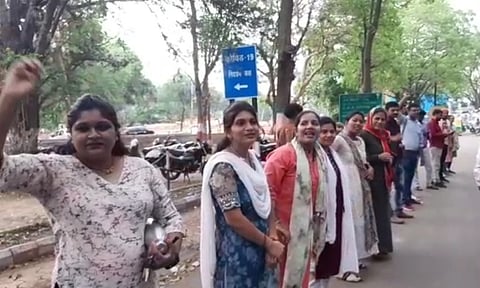 मध्य प्रदेश: सड़क पर मानव शृंखला बनाकर मांगा 'हक'